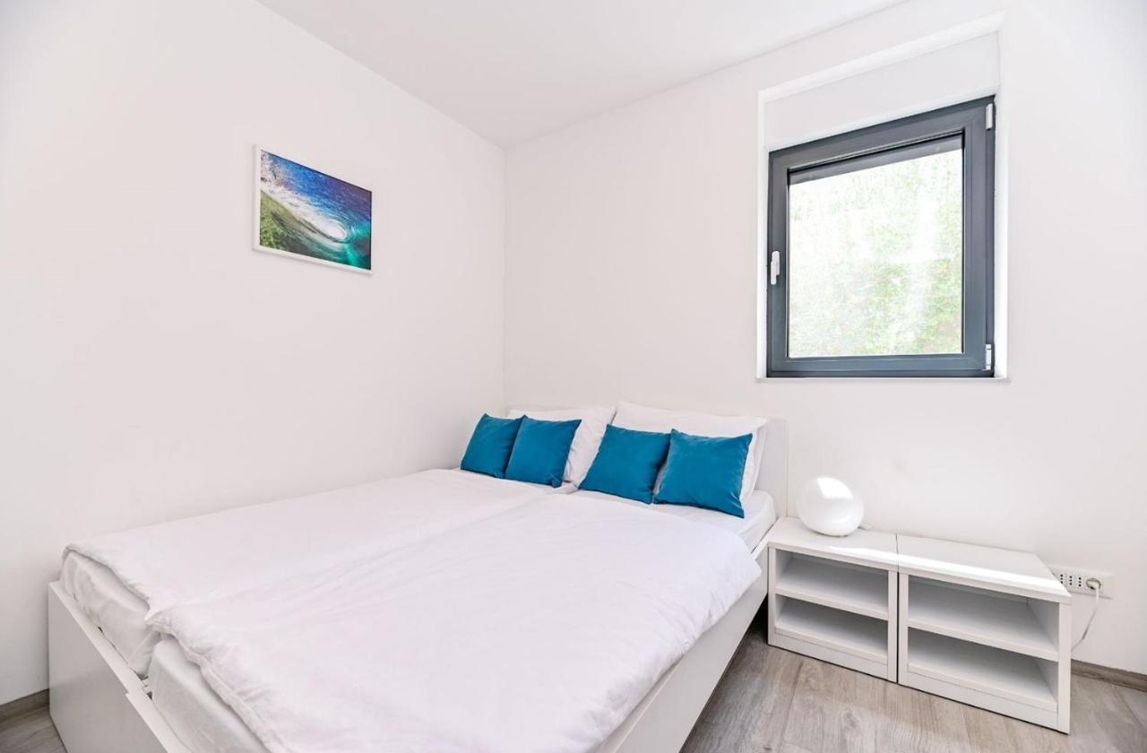 Apartment Flori With Sea View Malinska Eksteriør bilde
